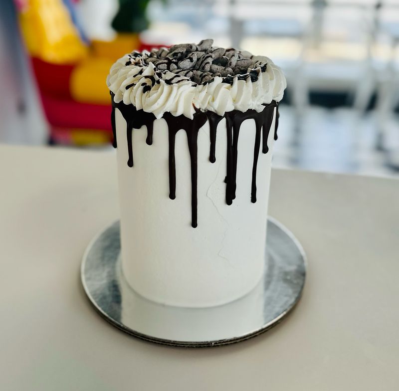 6 inch Dessert Cake( Feeds 12)