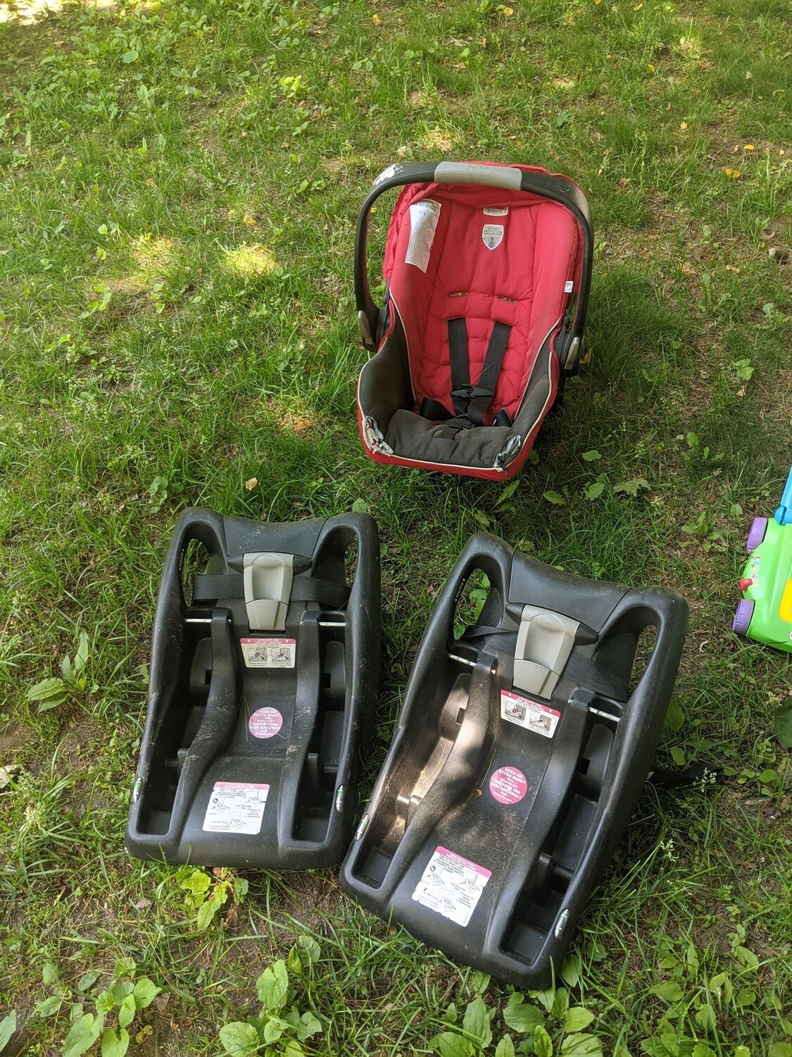 car seat with 2 bases