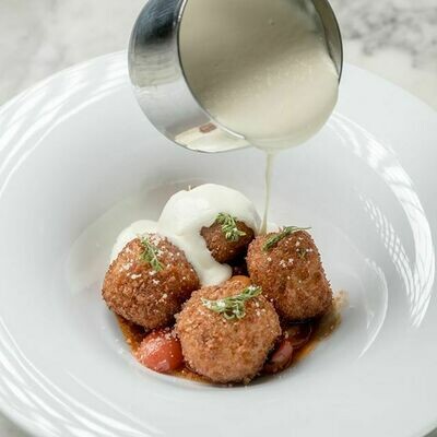 Arrancini de chorizo con Fondue de queso