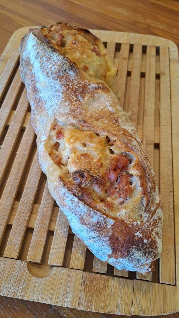 Calabresa fresca e queijo meia cura artesanal