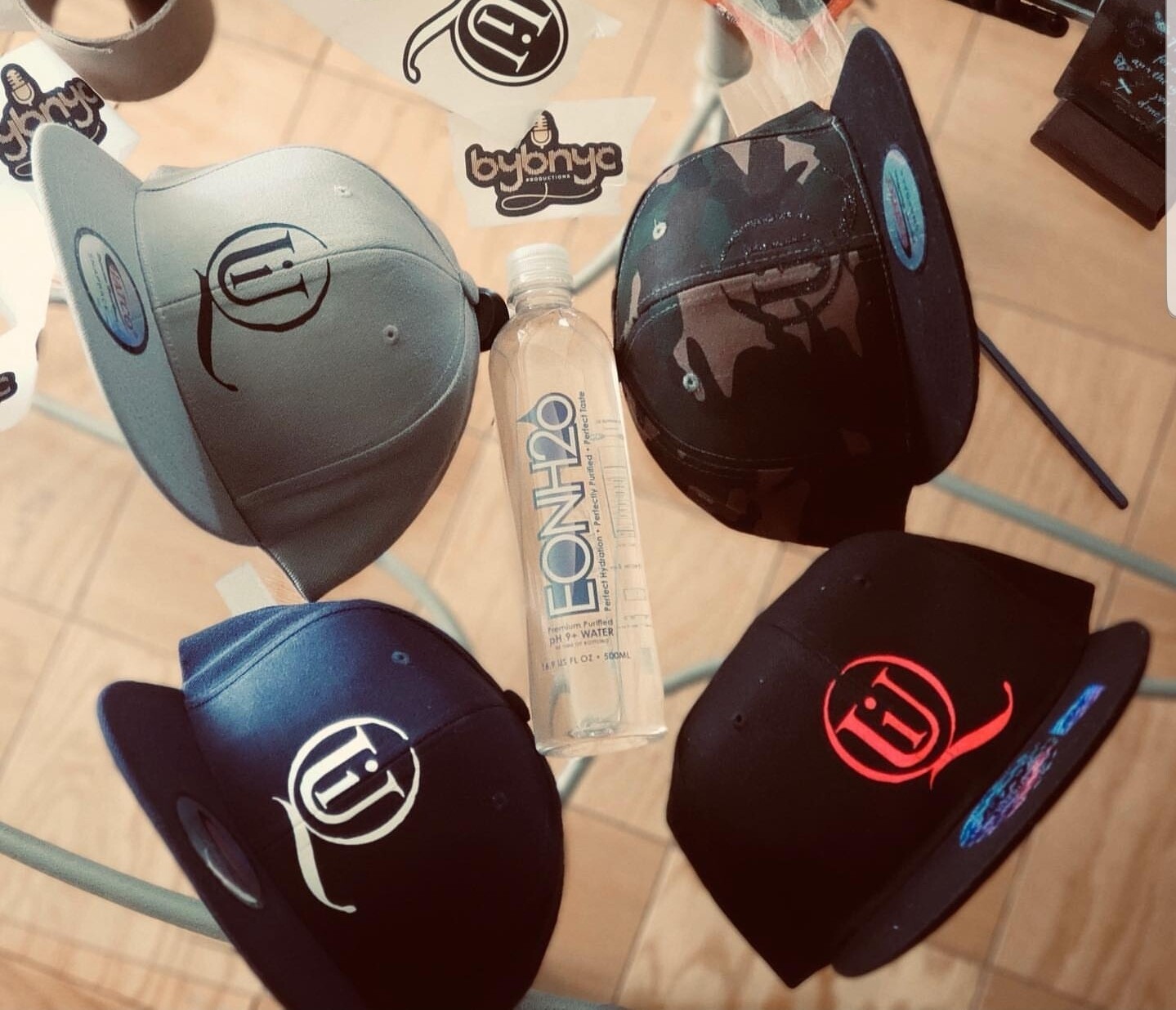 SNAP BACK QUI LOGO HATS