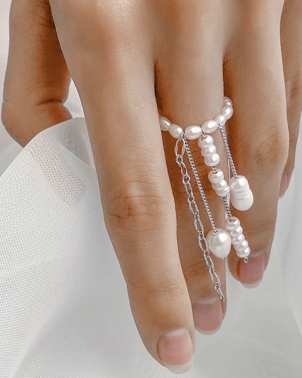 Pearl ring with 4 chains