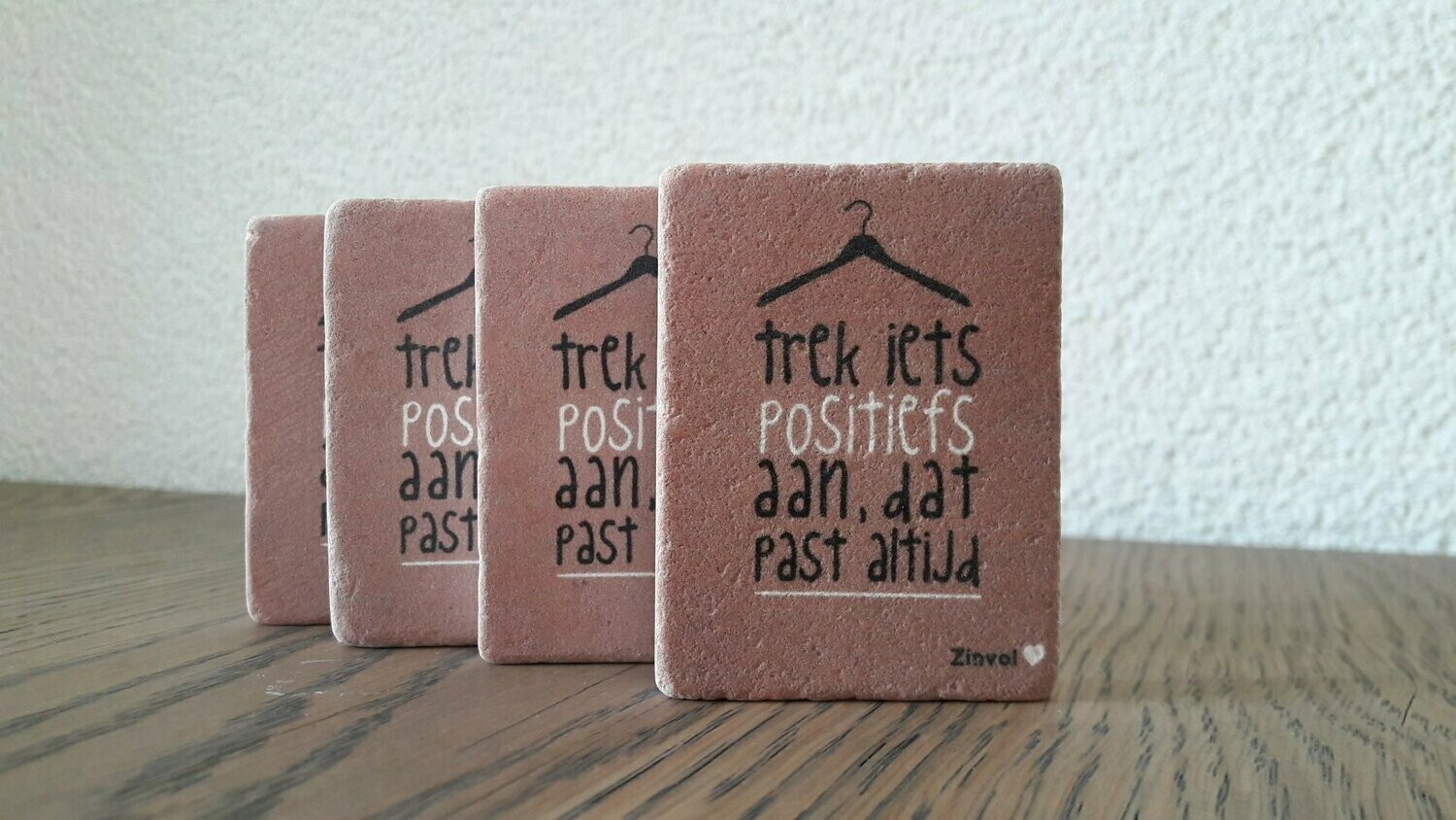 Steenmagneet - Trek iets positiefs aan, dat past altijd