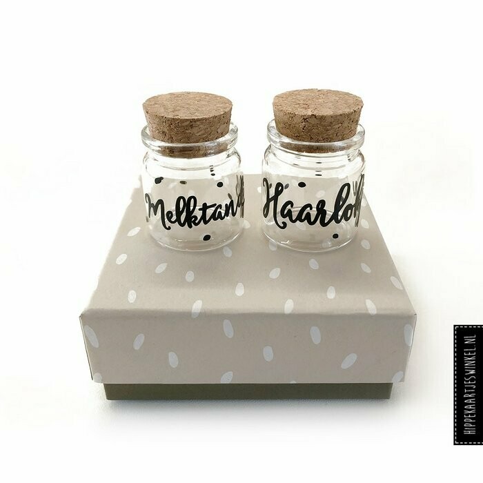Glazen potjes voor haarlokje en melktandjes, in cadeauverpakking
