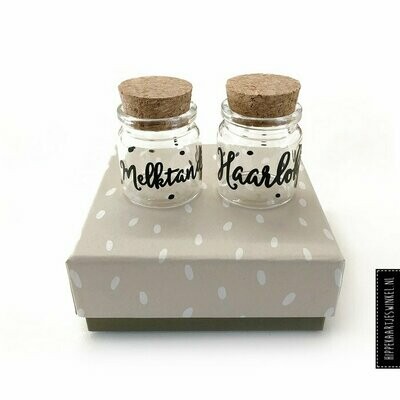 Glazen potjes voor haarlokje en melktandjes, in cadeauverpakking