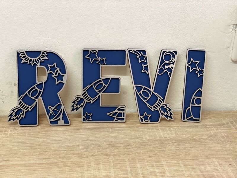 Decoratieletters - In de ruimte