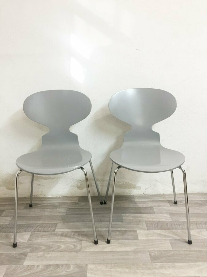 2 Chaises "Fourmi" Jacobsen, ed. Fritz Hansen, 2002