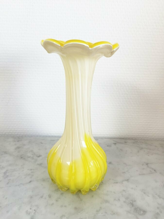 Vase jaune "fleur" en verre 1970