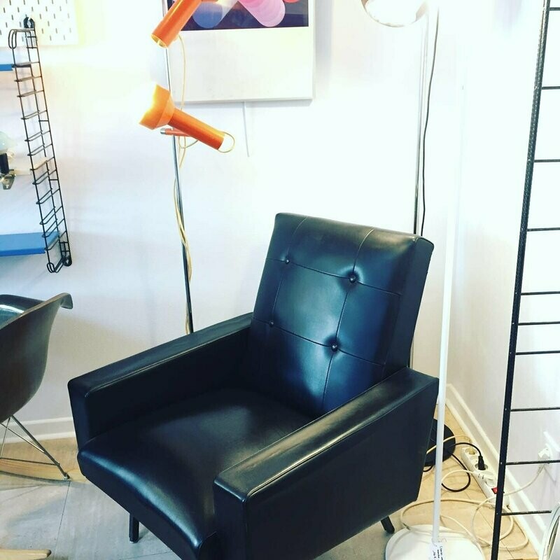 Paire de fauteuils en skaï noir, 1960