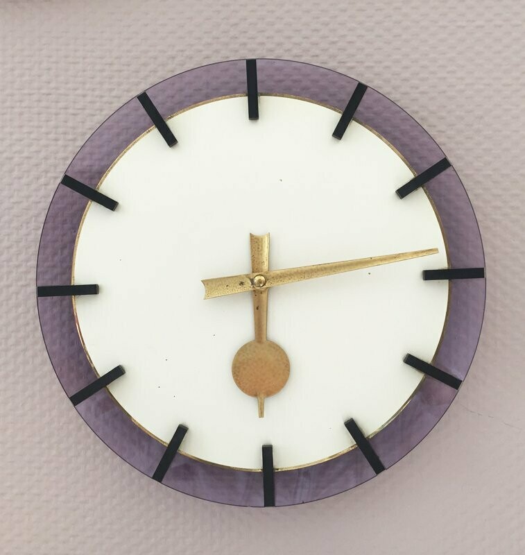 Horloge murale dorée et plexiglas, années 70