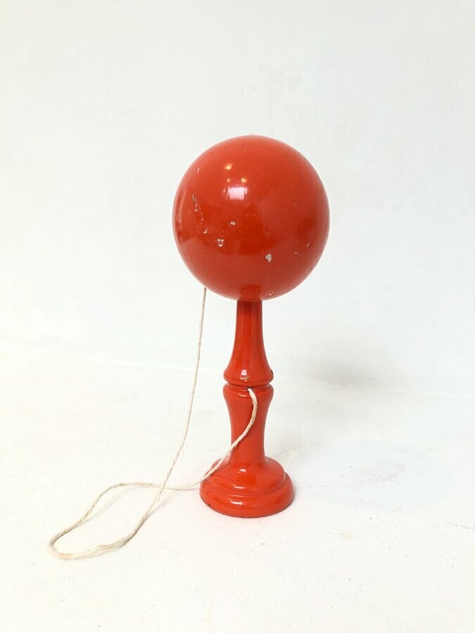 Bilboquet vintage orange en bois, 1960