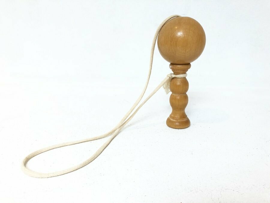 Bilboquet de poche vintage en bois clair.