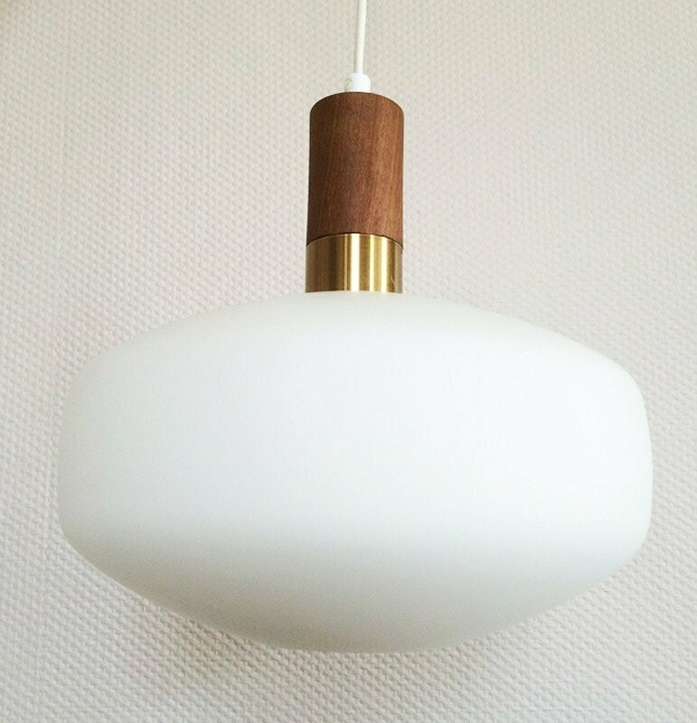 Suspension scandinave "fagerhults" en teck laiton et opaline 1960