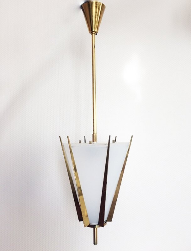 Suspension en métal doré et plexi, années 50