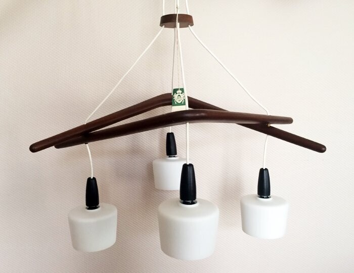 Suspension « Boomerang » Maison Rispal en teck et opaline  - 1960