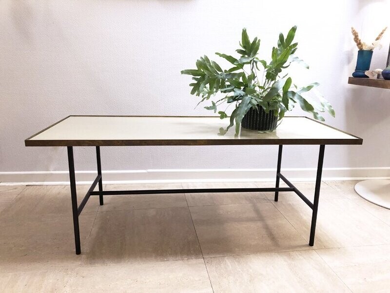 Table basse moderniste en verre et laiton, 1960