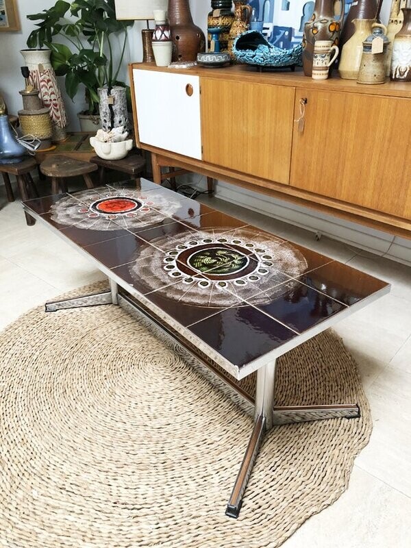 Table basse années 70 carrelée, pieds chromés