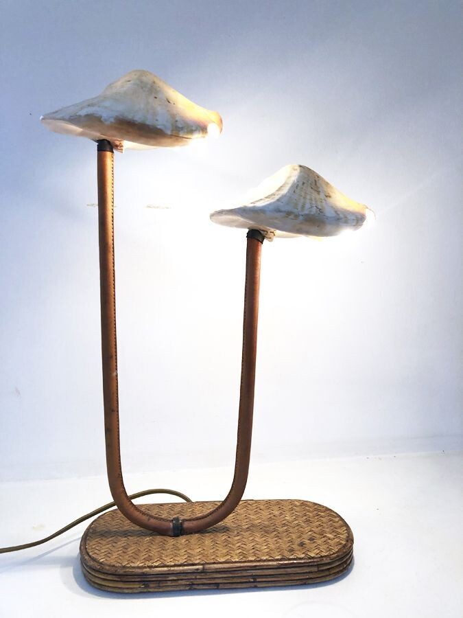 Lampe art déco gainée cuir et coquillages, 1930
