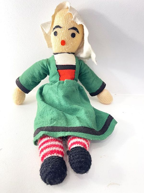 Poupée bécassine vintage en tricot, 1970