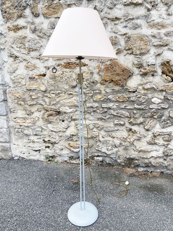 Lampadaire tubulaire en métal bleu-gris et laiton, 1930 Lampadaire tubulaire en métal bleu-gris et laiton, 1930