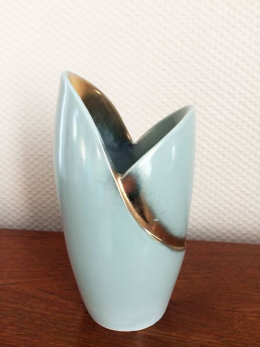 Vase Saint-Clément modèle Tulipe par Blanche Letalle – Céramique émaillée bleu céladon et or Vase Saint-Clément modèle Tulipe par Blanche Letalle – Céramique émaillée bleu céladon et or