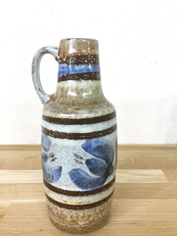 Vase pichet scandinave en grès émaillé à décor floral bleu – Danemark, années 70 Vase pichet scandinave en grès émaillé à décor floral bleu – Danemark, années 70