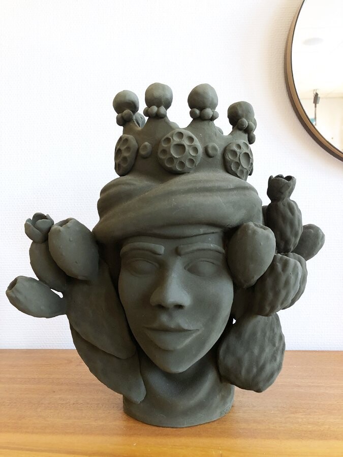 Grande tête couronnée en céramique par Stefania Boemi – Sicile, 44 cm Grande tête couronnée en céramique par Stefania Boemi – Sicile, 44 cm