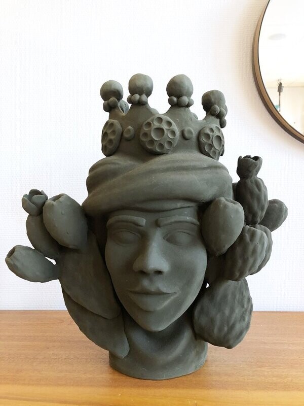 Grande tête couronnée en céramique par Stefania Boemi – Sicile, 44 cm Grande tête couronnée en céramique par Stefania Boemi – Sicile, 44 cm