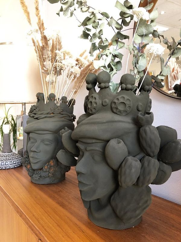 Grande tête couronnée en céramique par Stefania Boemi – Sicile, 44 cm Grande tête couronnée en céramique par Stefania Boemi – Sicile, 44 cm