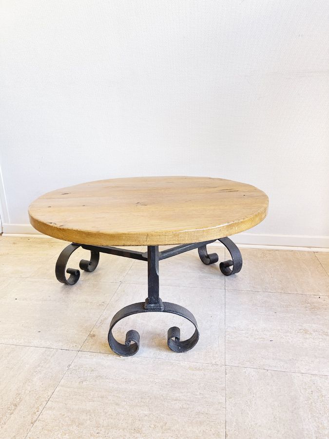 Table basse ronde en bois et fer forgé – Esprit rustique 1970 Table basse ronde en bois et fer forgé – Esprit rustique 1970