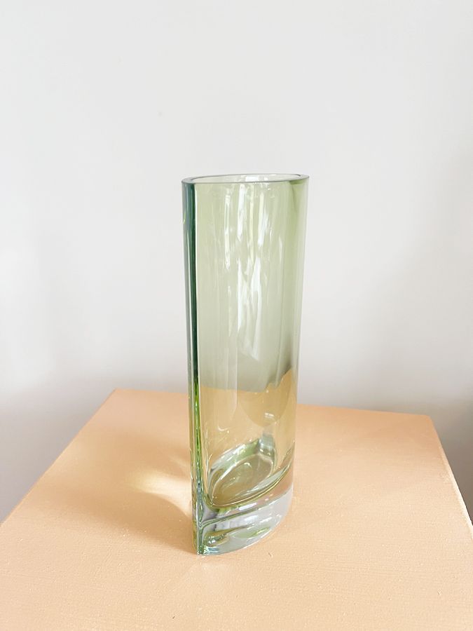 Vase en verre soufflé artisanal vert pomme – circa 1980