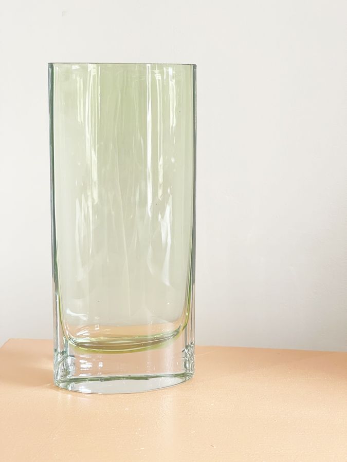 Vase en verre soufflé artisanal vert pomme – circa 1980