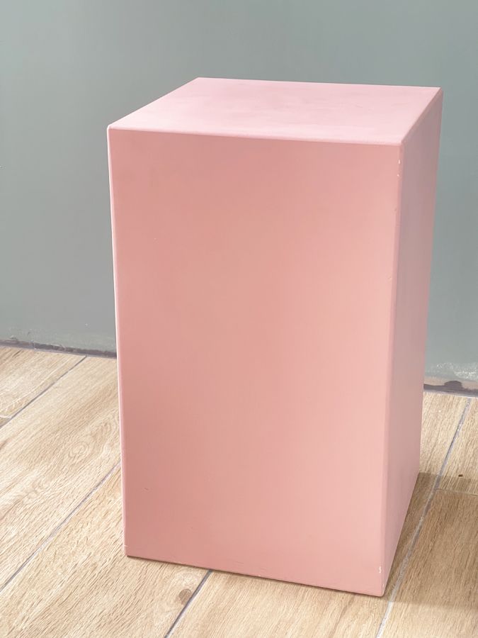 Podium rose en bois peint – Ancien décor de tournage