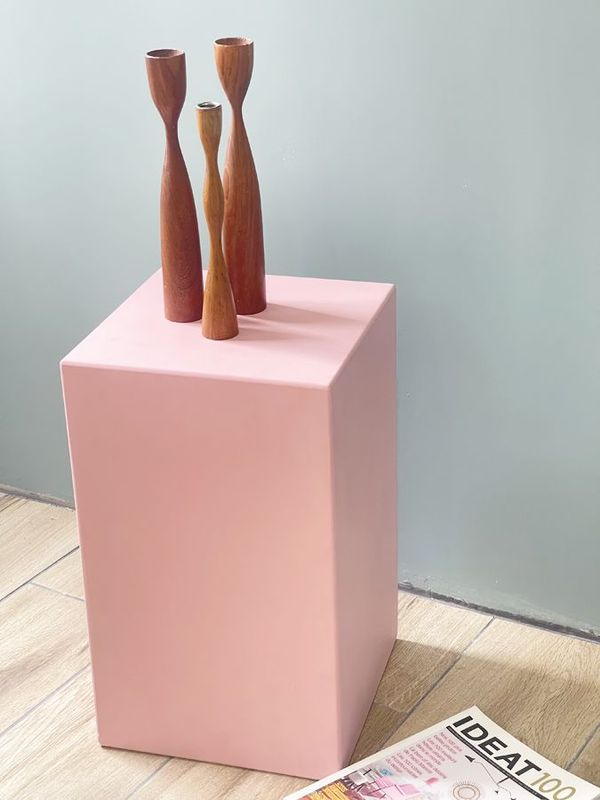 Podium rose en bois peint – Ancien décor de tournage