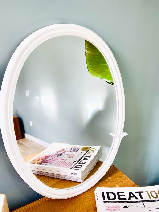 Miroir ovale en fonte laquée blanche, années 70