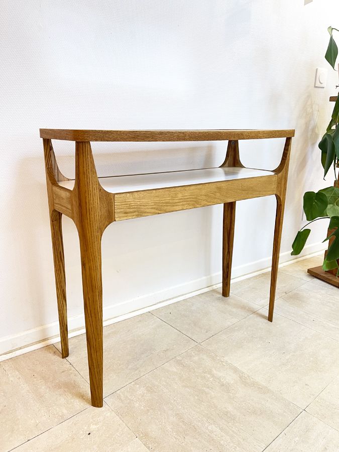 Petite console contemporaine en bois teinté noyer