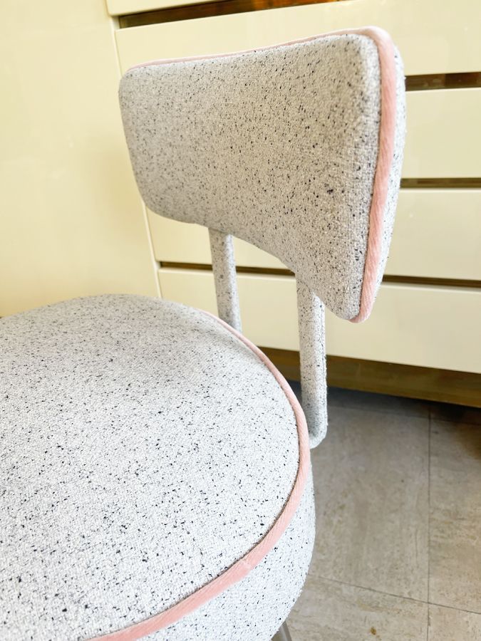 Chaise vintage entièrement retapissée – restauration artisanale