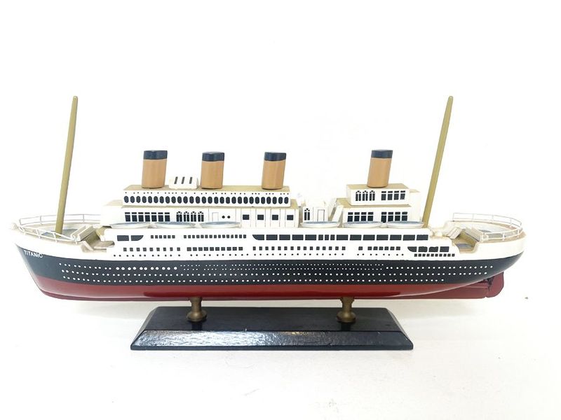 Maquette vintage du paquebot Titanic en bois – Objet de collection