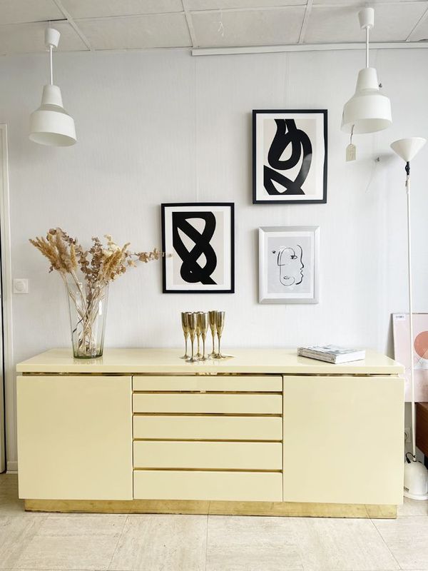Buffet Jean-Claude Mahey en laque beige et laiton – circa 1970 Buffet Jean-Claude Mahey en laque beige et laiton – circa 1970