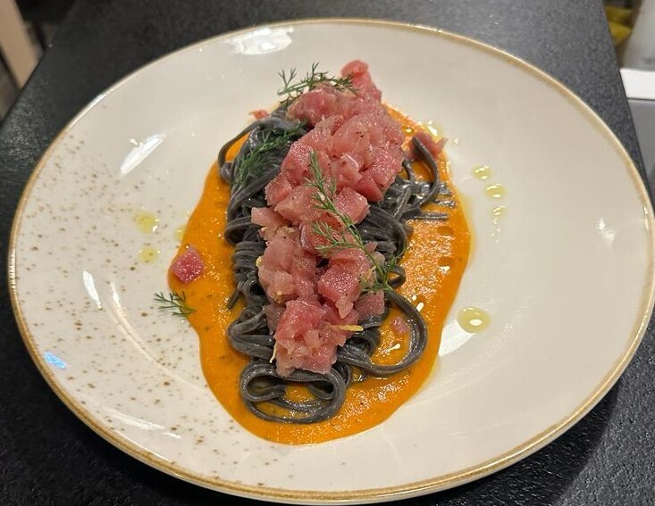 Tagliolini al nero, crema di ciliegino e menta, con battuta di tonno rosso e zenzero