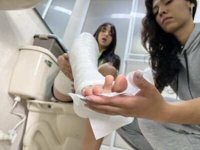 Juliana DLLC - VIDEO 01: Please massage my broken foot
