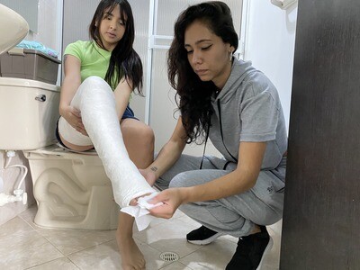 Juliana DLLC - VIDEO 01: Please massage my broken foot