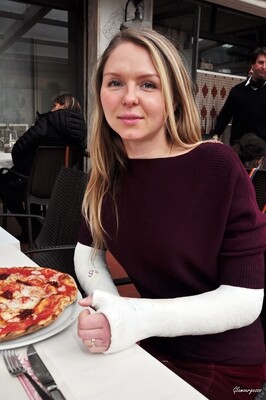 Svitlana DLATS - VIDEO 03: Struggling with pizza