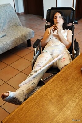 Alessia D. 1,5 HS Bar - VIDEO 06: Breakfast in wheelchair