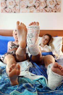 Elena DSLC - VIDEO 06: Foot fetish friends