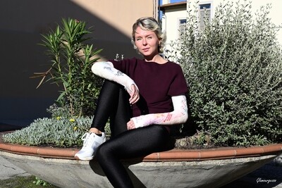 Svitlana DLAC - VIDEO 07: Toe massage in public