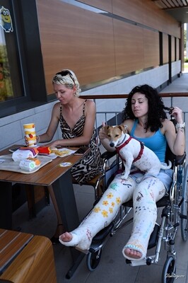 Larissa DLLC - VIDEO 05: Lunch with broken legs