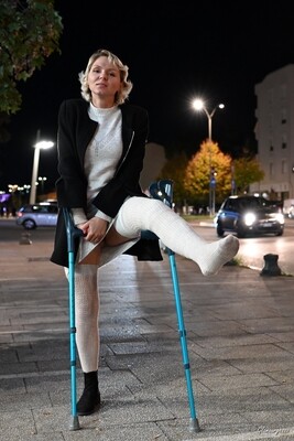 Svitlana LLC 2022 - VIDEO 04: Crutching in boot and cast