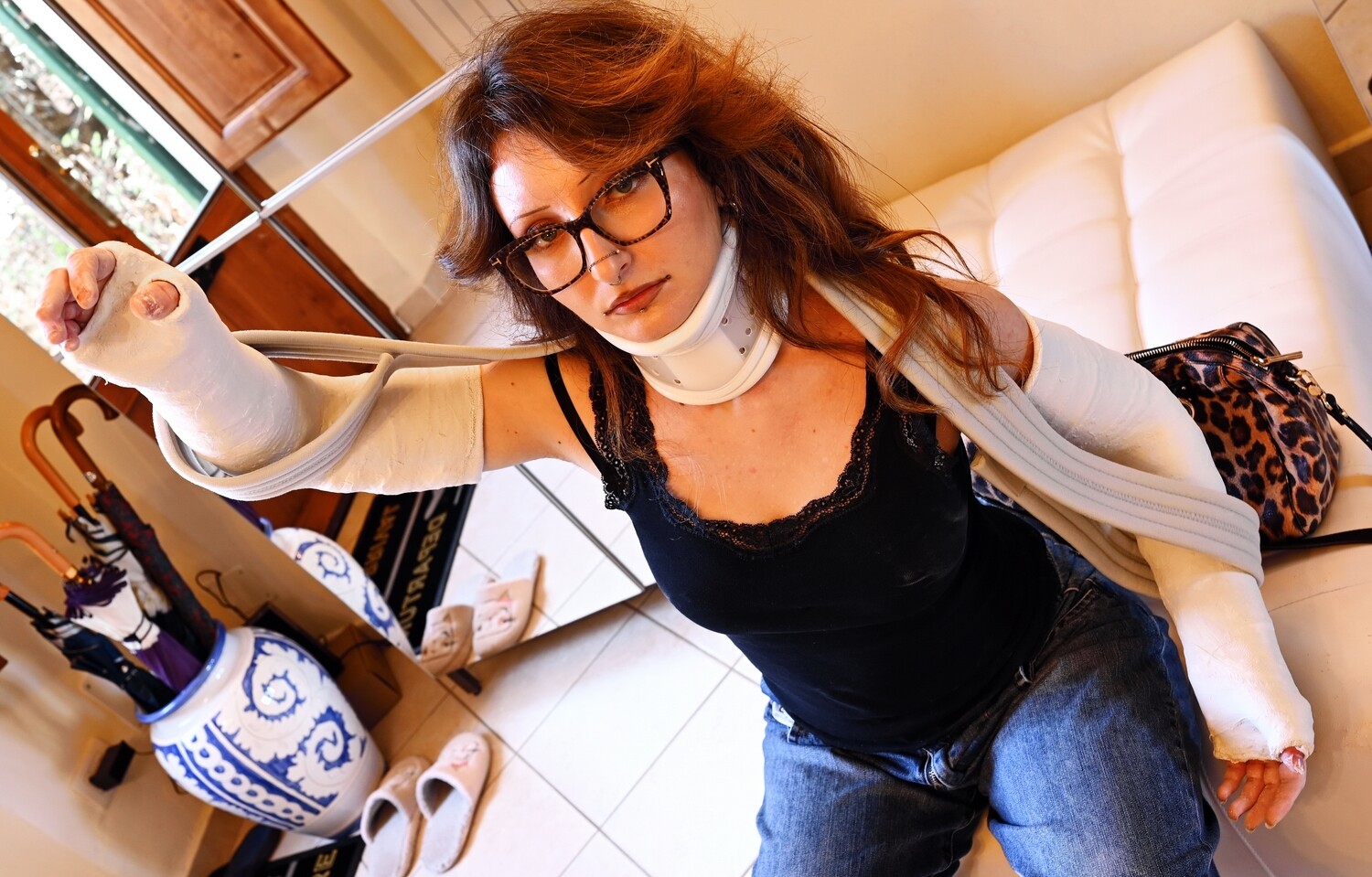 Sara DLATS - VIDEO 02 : Can&#39;t do anything with broken hands