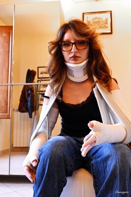 Sara DLATS - VIDEO 02 : Can't do anything with broken hands